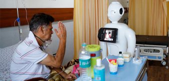 Robot Mitra giúp bệnh nhân Covid-19 trò chuyện với người thân một cách dễ dàng