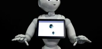 Robot Pepper nhắc nhở con người đeo khẩu trang hàng ngày